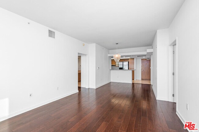 Building Photo - 13700 Marina Pointe Dr