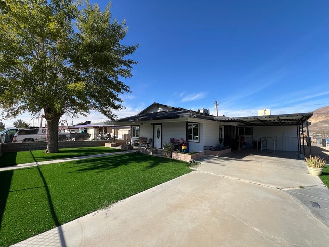 Building Photo - Beautiful 3 Bedroom 1 Bathroom House with Fenced and Landscaped Yard with All Utilities Included