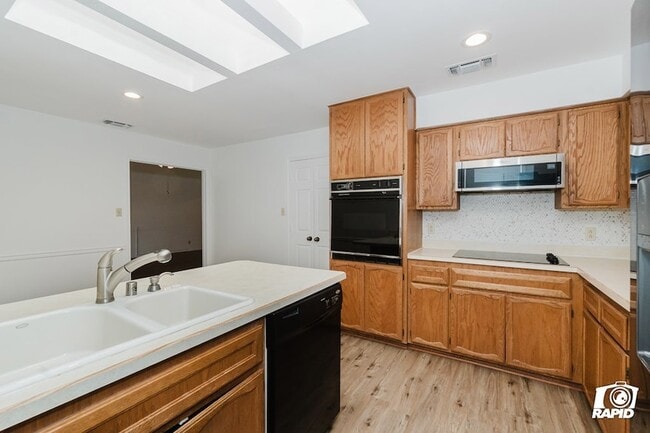 Building Photo - 4911 Sherwood Dr