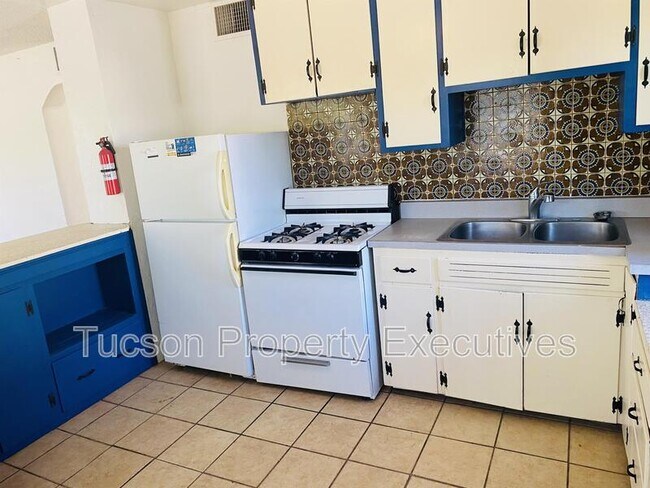 Building Photo - 443 E Delano St