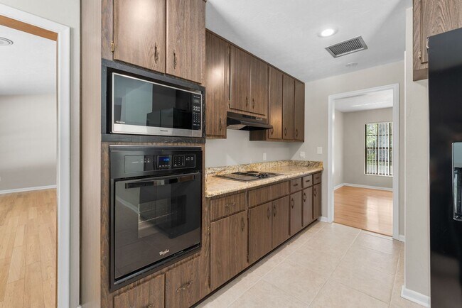 Building Photo - Spacious Pool Home in Desirable NW Gainesville