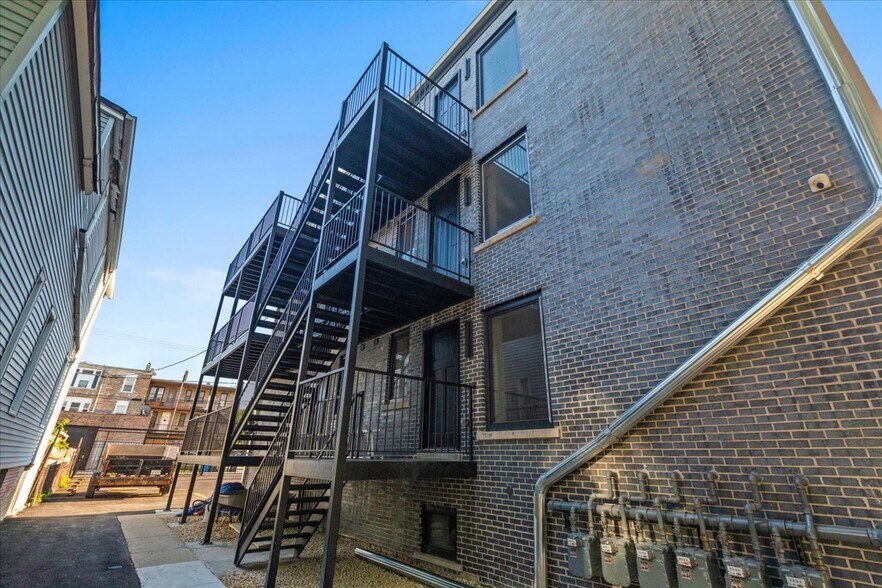 Building Photo - 2023 N Drake Ave