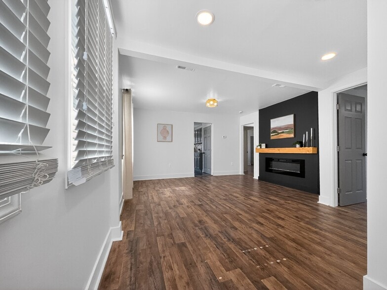 Building Photo - 13 Blinker Ct