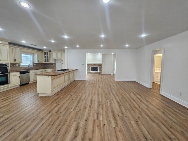 Building Photo - 3-bedroom, 2-bathroom home located in the vibrant city of Long Beach