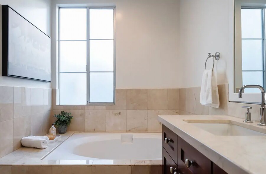 Building Photo - 5400 Playa Vista Dr