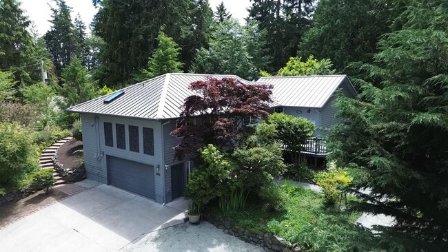 Building Photo - Lovely Clinton Home with Great Light and Pet Friendly!