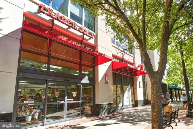 Building Photo - 1220 N Fillmore St