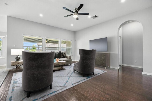 Building Photo - 140 W Highfield St