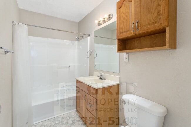 Building Photo - 3+ Bedroom House w/ Large Backyard - Southeast Portland!