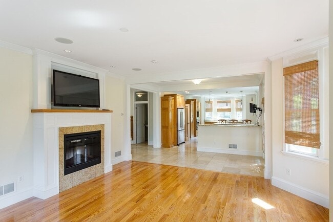 Building Photo - 11 Green St