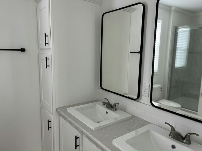 Building Photo - 3805 Vine Trl