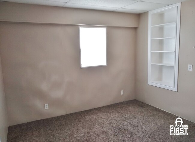 Building Photo - 5 Bed / 2 Bath Single Family Duplex