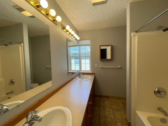 Building Photo - SE Home 3Bd/2.5Ba Home Close to the Willamette River off McLoughlin Blvd. 2 Car Garage and Washer...