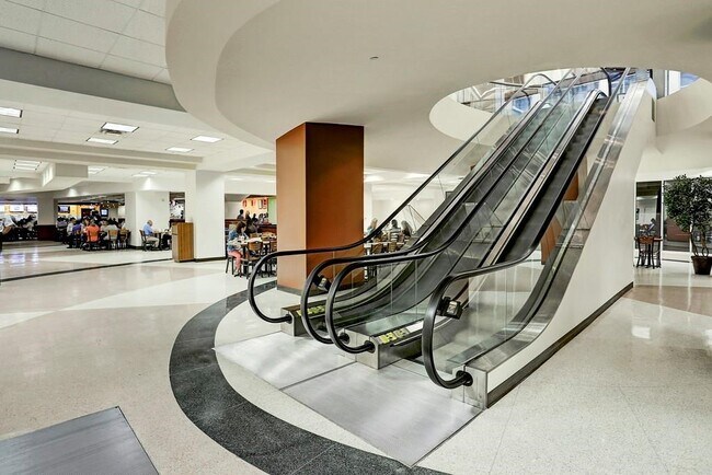 Building Photo - 914 Main St