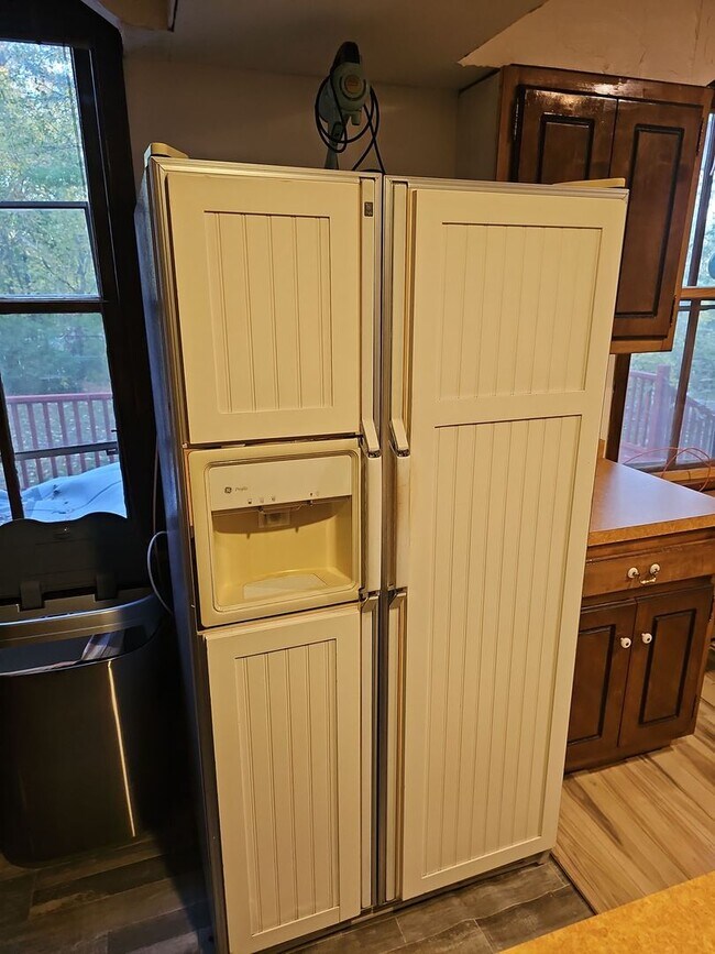 Building Photo - 882 Locust Dr