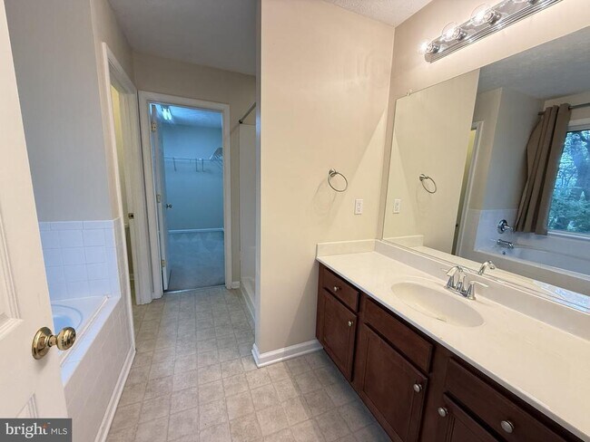 Building Photo - 1234 Lakeview Dr