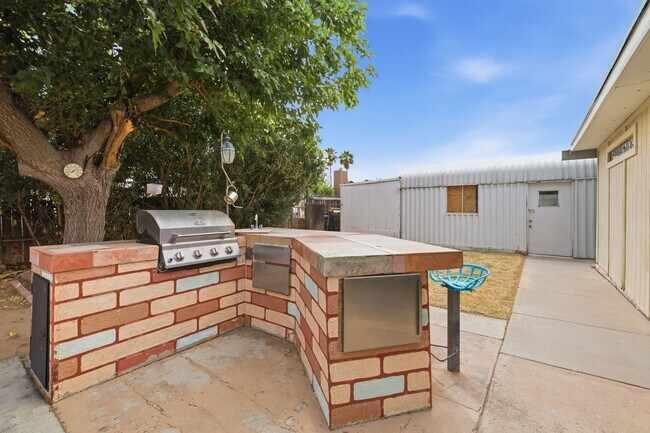 Building Photo - 1301 W Montoya Ln