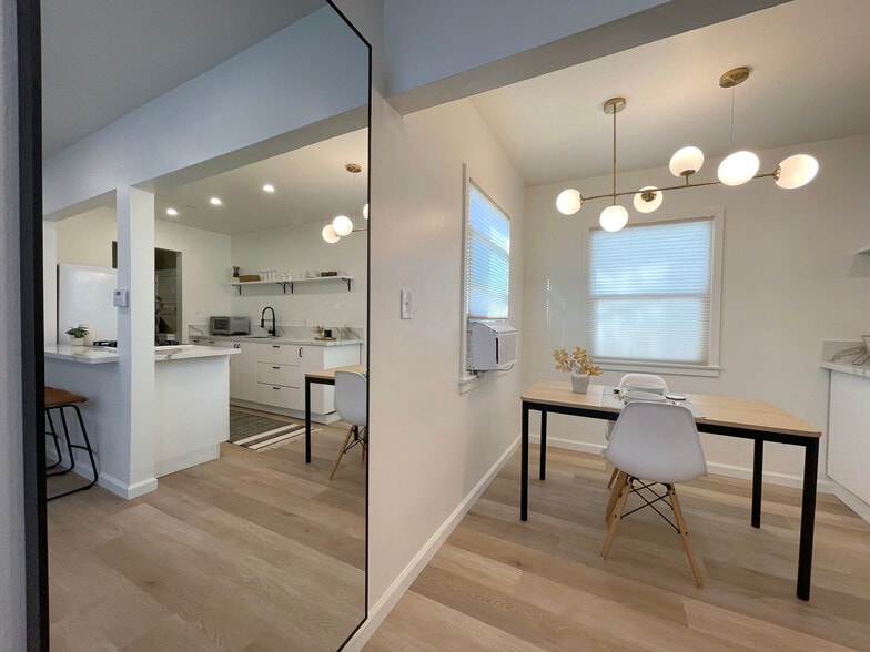 Building Photo - 813 W Beach Ave