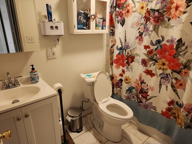 Building Photo - 3728 N Wilton Ave