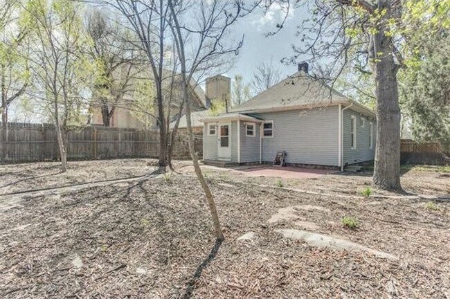 Building Photo - Big Character. Smart Size. Walk to Switchback.