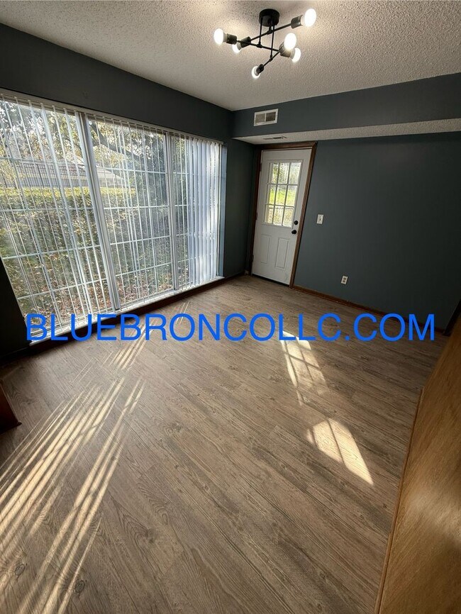 Building Photo - 1002-1006 NW Porter Ct.