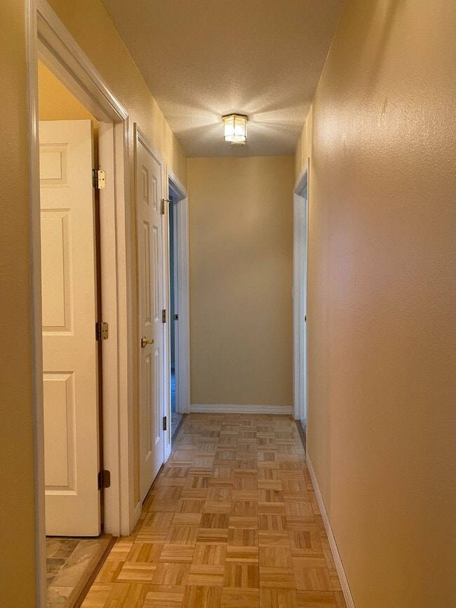 Building Photo - Ground Level River View Condo