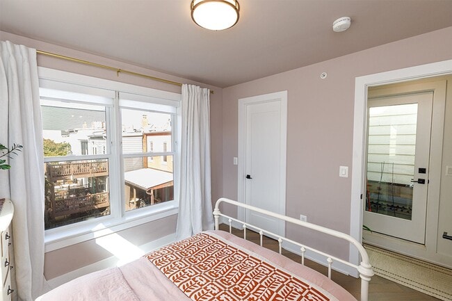 Building Photo - Newer Three Bed-Three Bath Townhouse Condo...