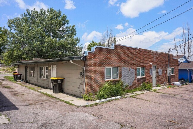 Building Photo - 25 University Dr