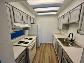 Building Photo - **$500 Move in Special**  Updated Spacious 1 bed/1 bath in Aurora