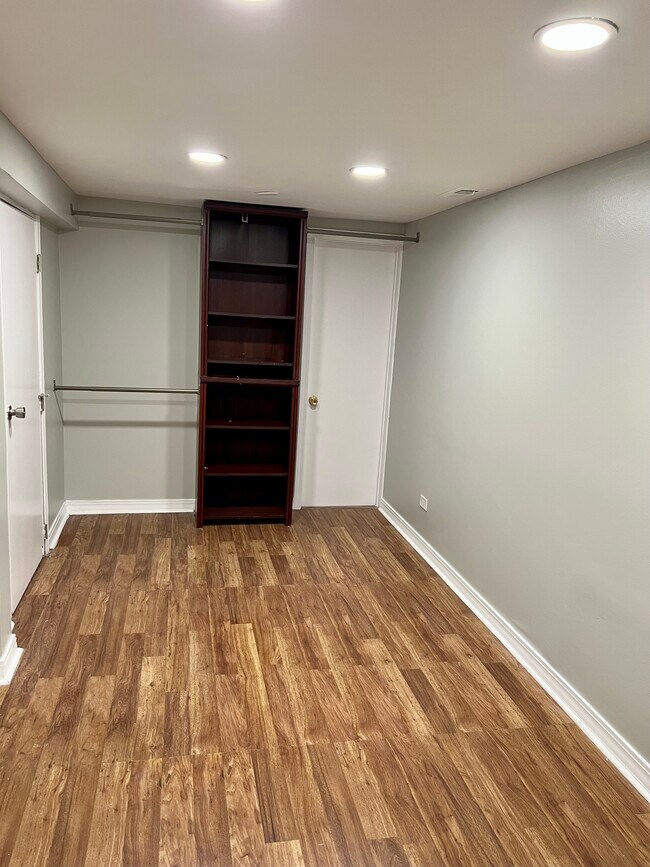 Building Photo - 1833 N Sawyer Ave