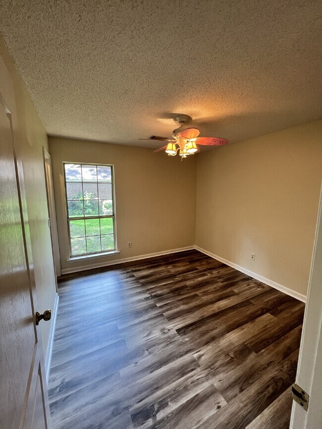 Building Photo - Home For Rent