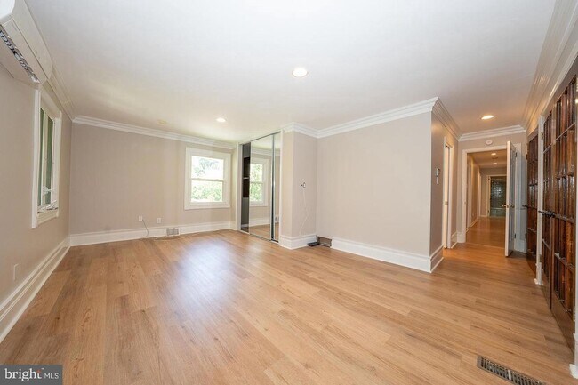 Building Photo - 327 Strathmore Rd