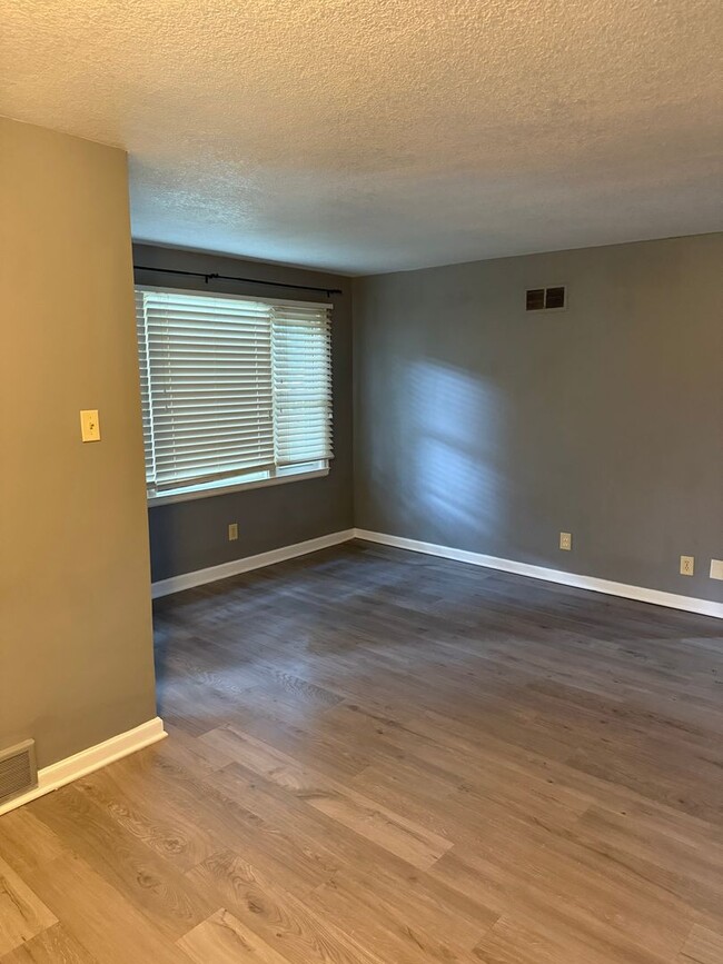 Building Photo - 2BR/1BA Overside Double Car Garage