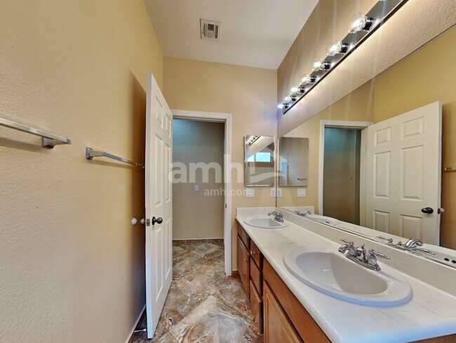 Building Photo - 2028 Silver Blaze Ct