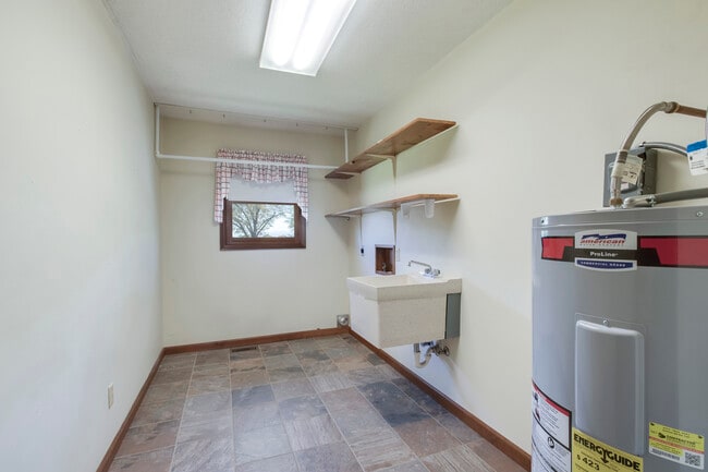 Building Photo - 702 W 6th Ave