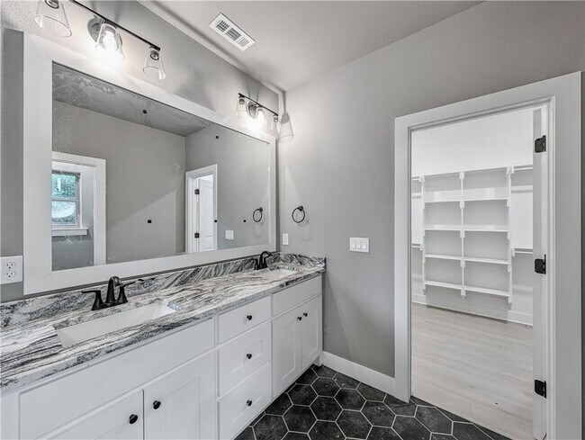 Building Photo - 10 Olmsted Cir