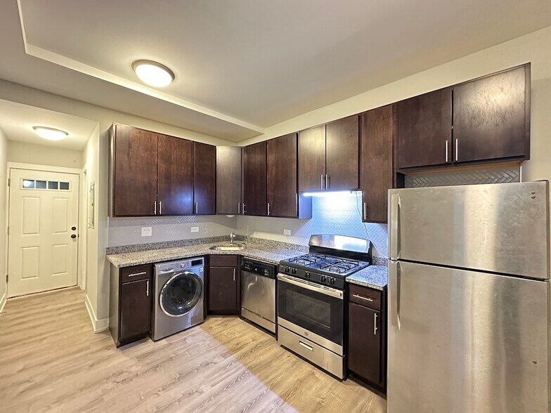 Building Photo - 712 W Brompton Ave