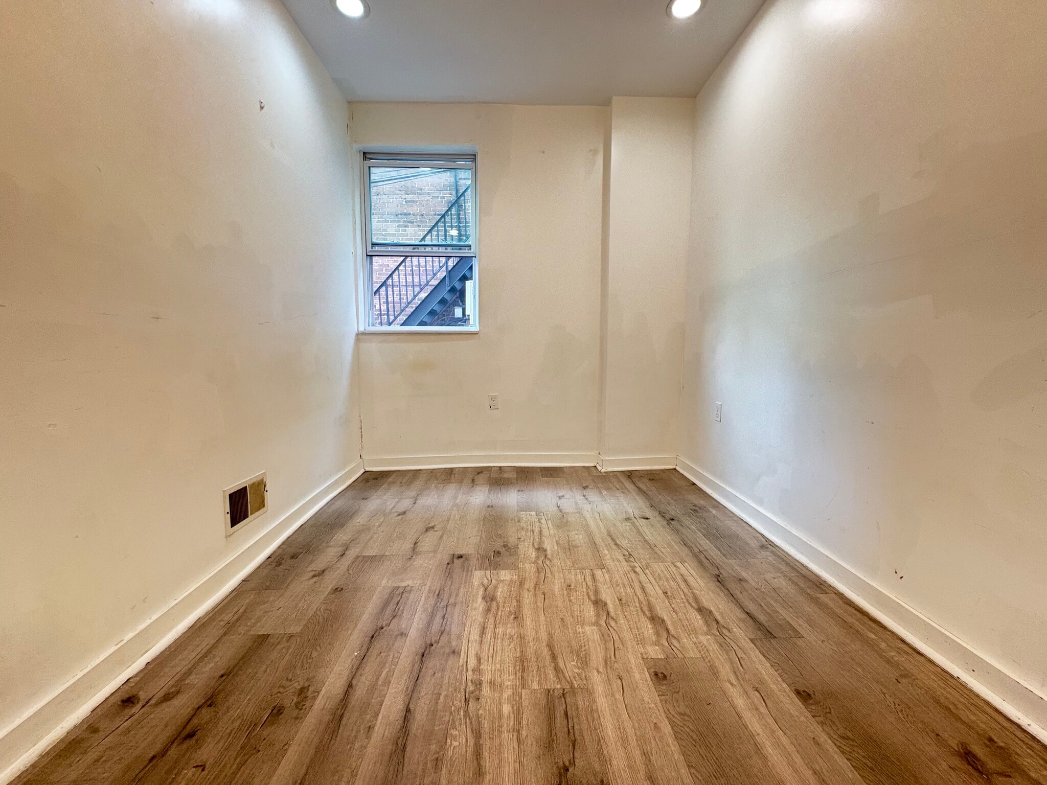 Building Photo - 5807 Hobart St