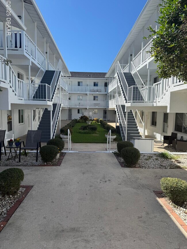 Building Photo - 405 N Halifax Ave