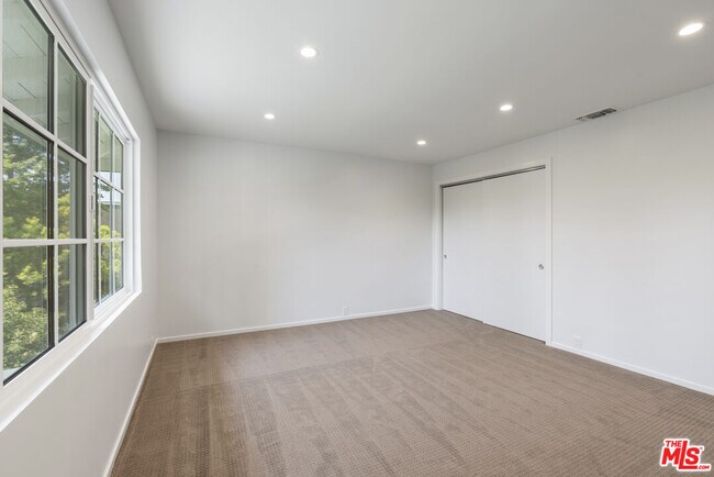 Building Photo - 3062 Arrowhead Dr