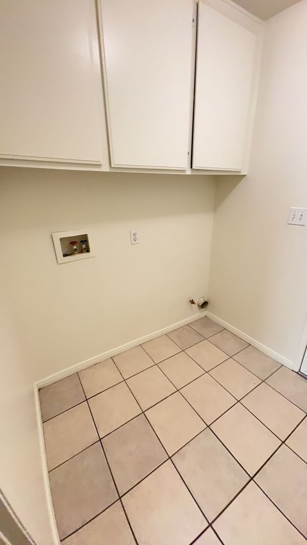 Building Photo - LARGE HOME WITH POOL! LOCATED CLOSE TO HWY...