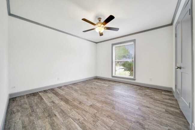 Building Photo - 10042 Briar Forest Dr