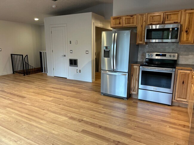 Building Photo - Newly Remodeled Home in Desirable Oregon W...