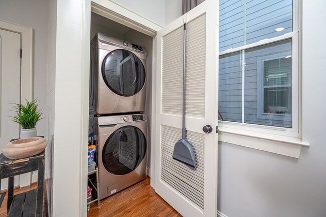 Building Photo - 303 Spruce St