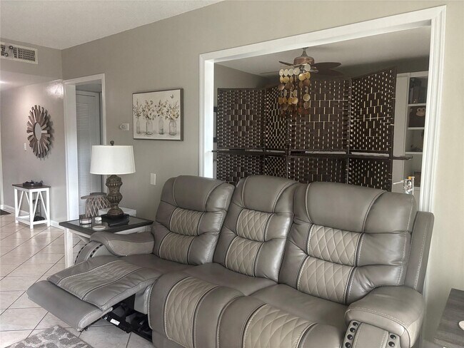 Building Photo - 900 River Reach Dr