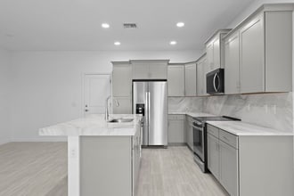 Building Photo - 4616 Longwood Lk Sq