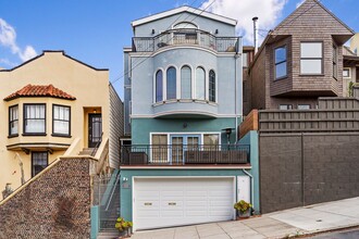 Building Photo - 2 Bed, 2 Bath, 2 Car Parking - Stunning Co...