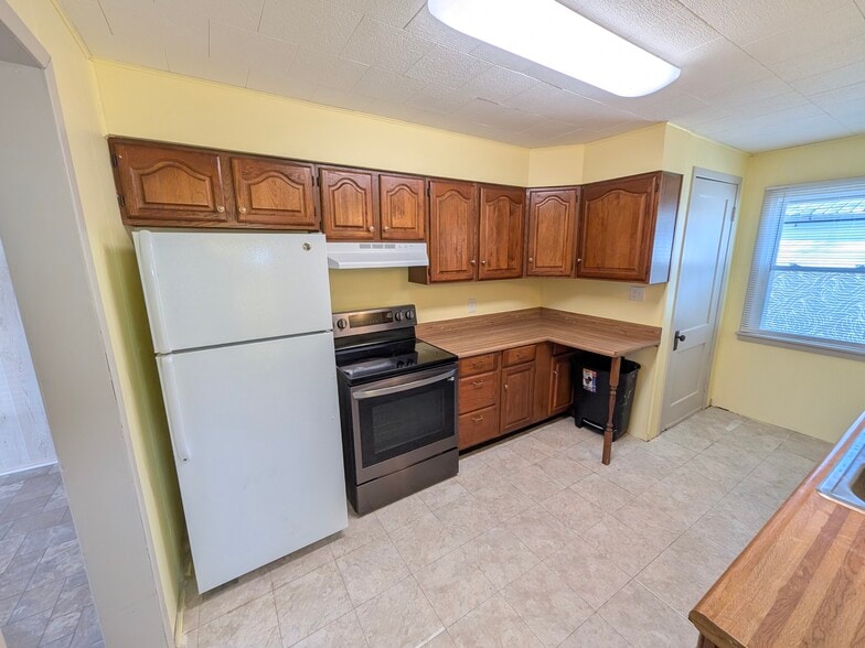 Kitchen - 123 E North St