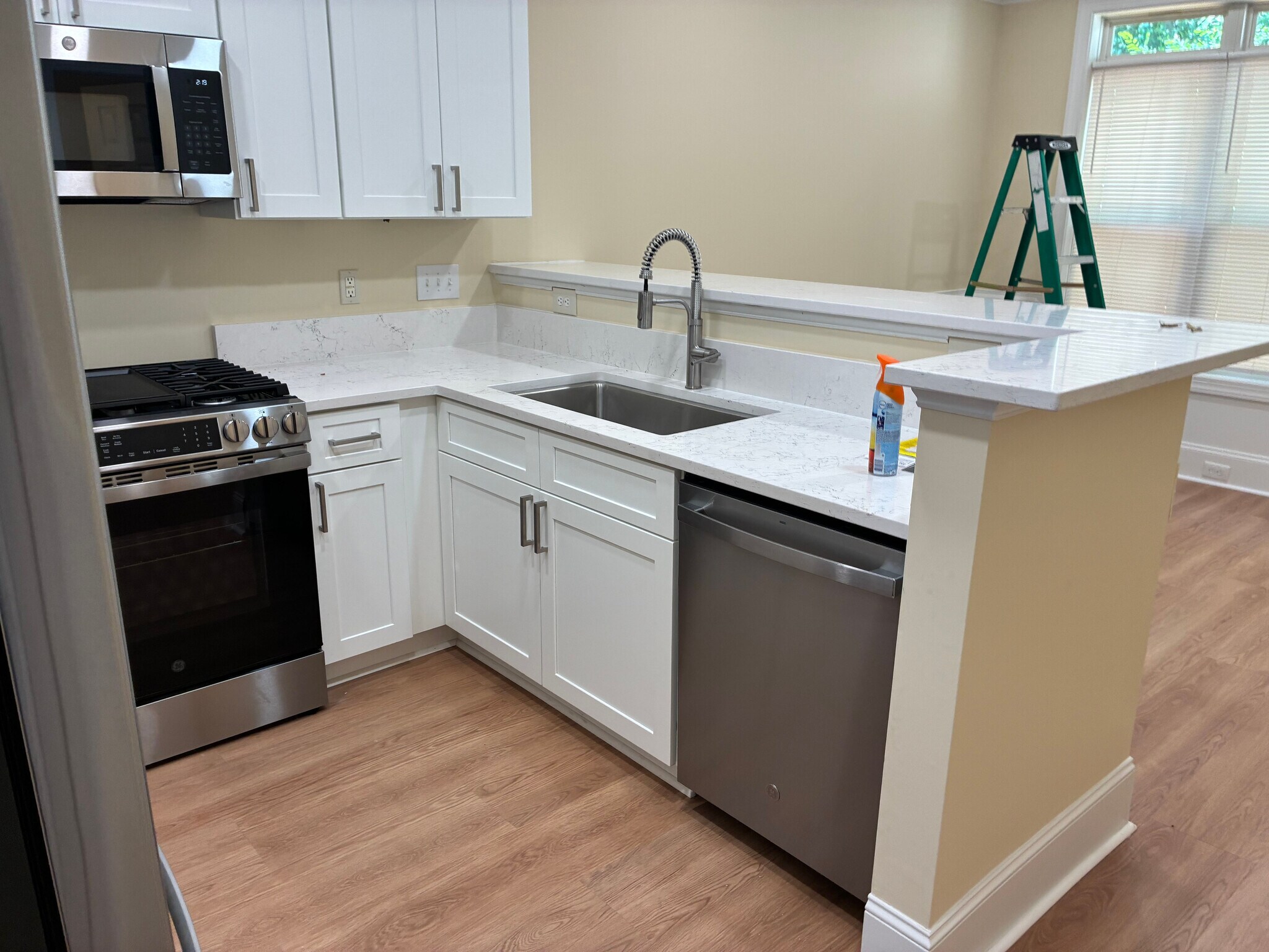 Building Photo - Room in Townhome on Windermere Dr