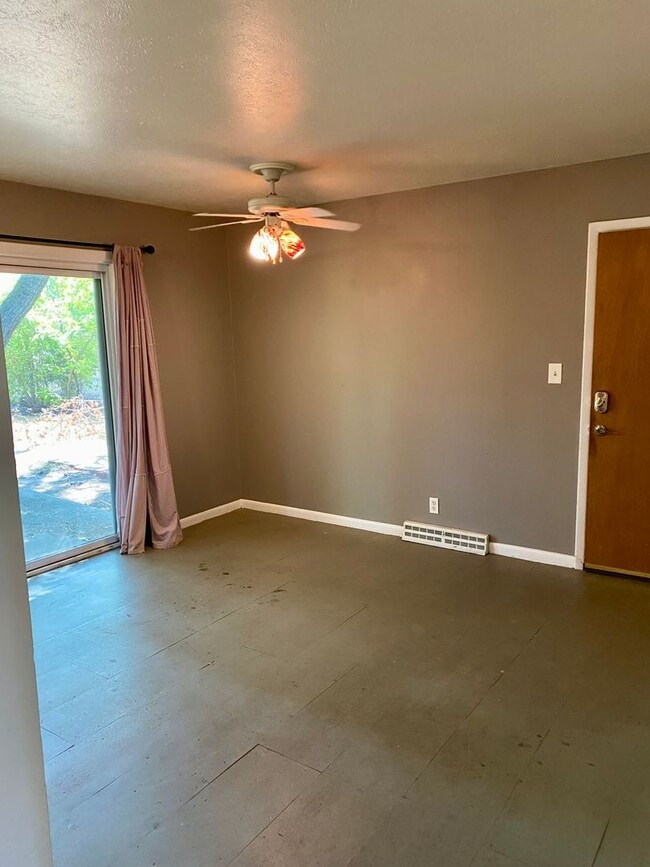 Building Photo - Available for 2026-2027 Fall Pre-Leasing! Charming 3 Bedroom House, conveniently located close to...